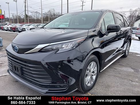 Used 2024 Toyota Sienna LE image 4