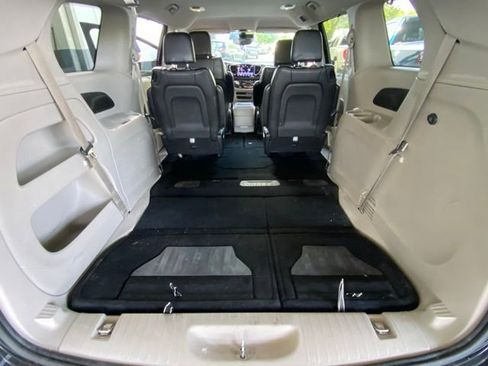 Used 2023 Chrysler Pacifica Touring-L image 27