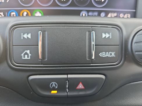 Used 2024 GMC Terrain SLT image 37