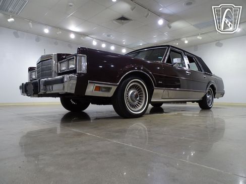 Used 1988 Lincoln Town Car image 4