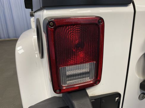 Certified 2015 Jeep Wrangler Unlimited Sahara w/ Dual Top Group image 24