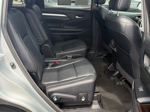 Used 2017 Toyota Highlander XLE AWD/4WD image 16