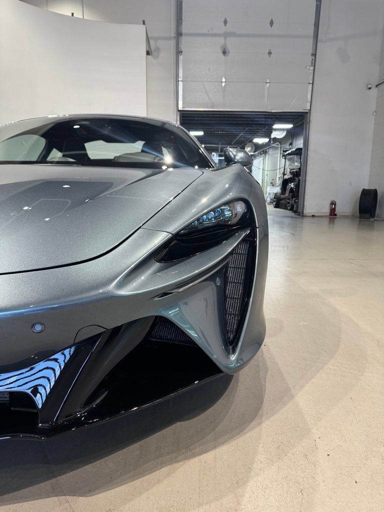 Used 2023 McLaren Artura RWD image 29