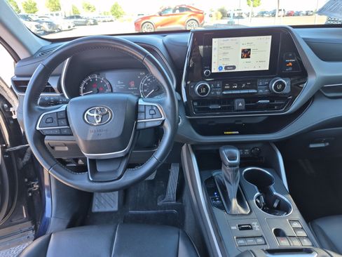 Used 2023 Toyota Highlander XLE AWD/4WD image 18