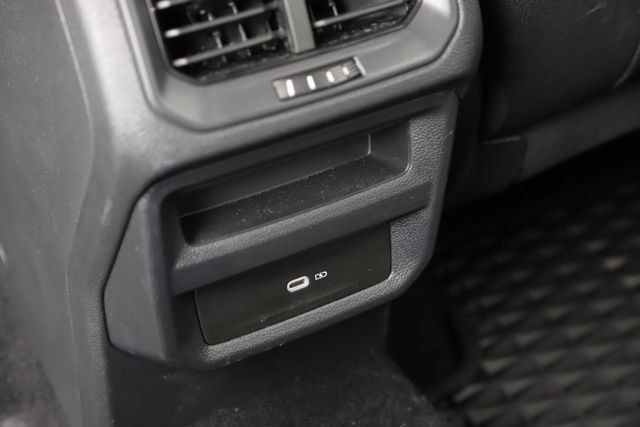 Used 2025 Volkswagen Taos SE FWD image 18