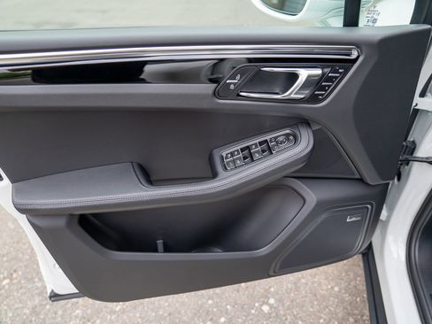 Certified 2025 Porsche Macan image 10