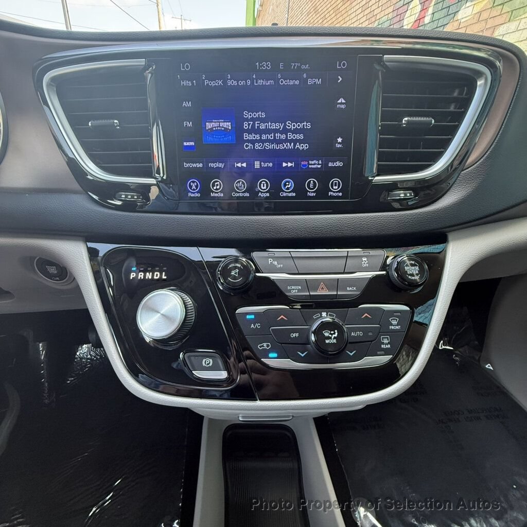 Used 2017 Chrysler Pacifica Touring-L Plus FWD image 31