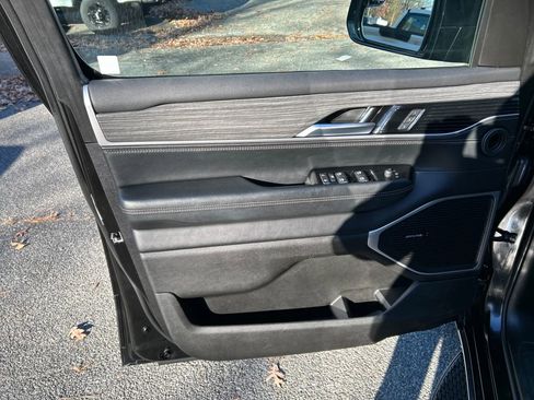 Used 2024 Jeep Wagoneer Series II image 13