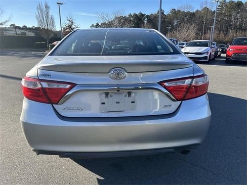 Used 2017 Toyota Camry SE image 3