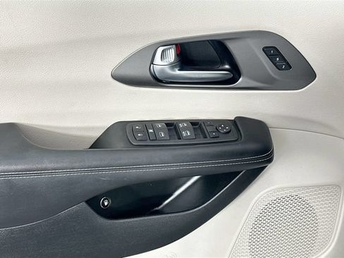 Used 2023 Chrysler Pacifica Touring-L FWD image 25