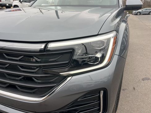 Used 2025 Volkswagen Atlas Cross Sport SEL Premium R-Line image 10