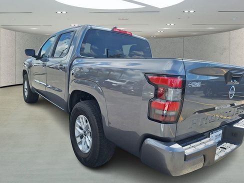 Used 2024 Nissan Frontier SV image 3