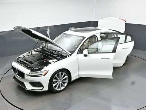 Used 2020 Volvo S60 T5 Momentum FWD image 44