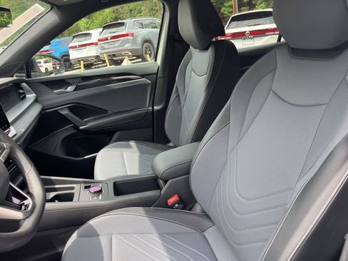 New 2026 Volkswagen Tiguan SE R-Line FWD image 8