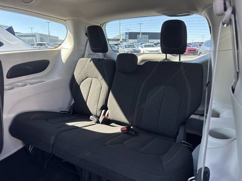 Used 2023 Chrysler Voyager LX FWD image 10