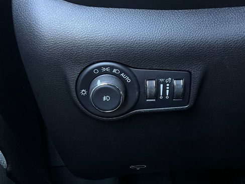 Used 2025 Jeep Compass Latitude image 21