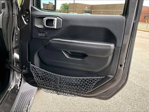 Used 2018 Jeep Wrangler Unlimited Sahara AWD/4WD image 22