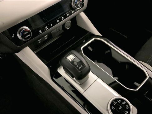 Used 2025 Mitsubishi Outlander SE image 17