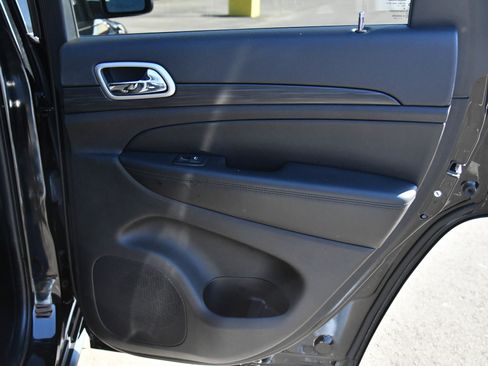 Used 2021 Jeep Grand Cherokee Laredo image 38