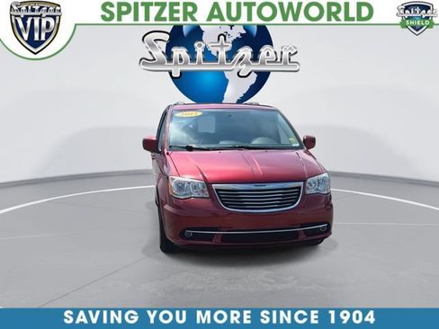 Used 2013 Chrysler Town & Country Touring FWD image 3