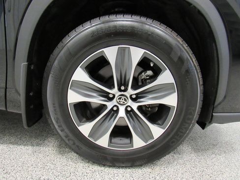Used 2022 Toyota Highlander XLE AWD/4WD image 13