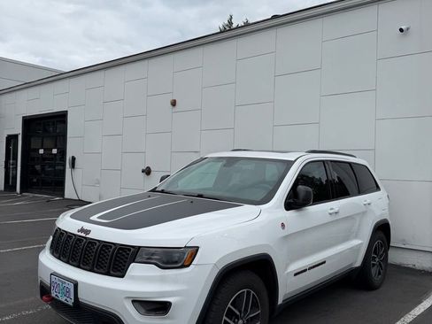 Used 2018 Jeep Grand Cherokee Trailhawk w/ Trailhawk Luxury Group AWD/4WD image 2