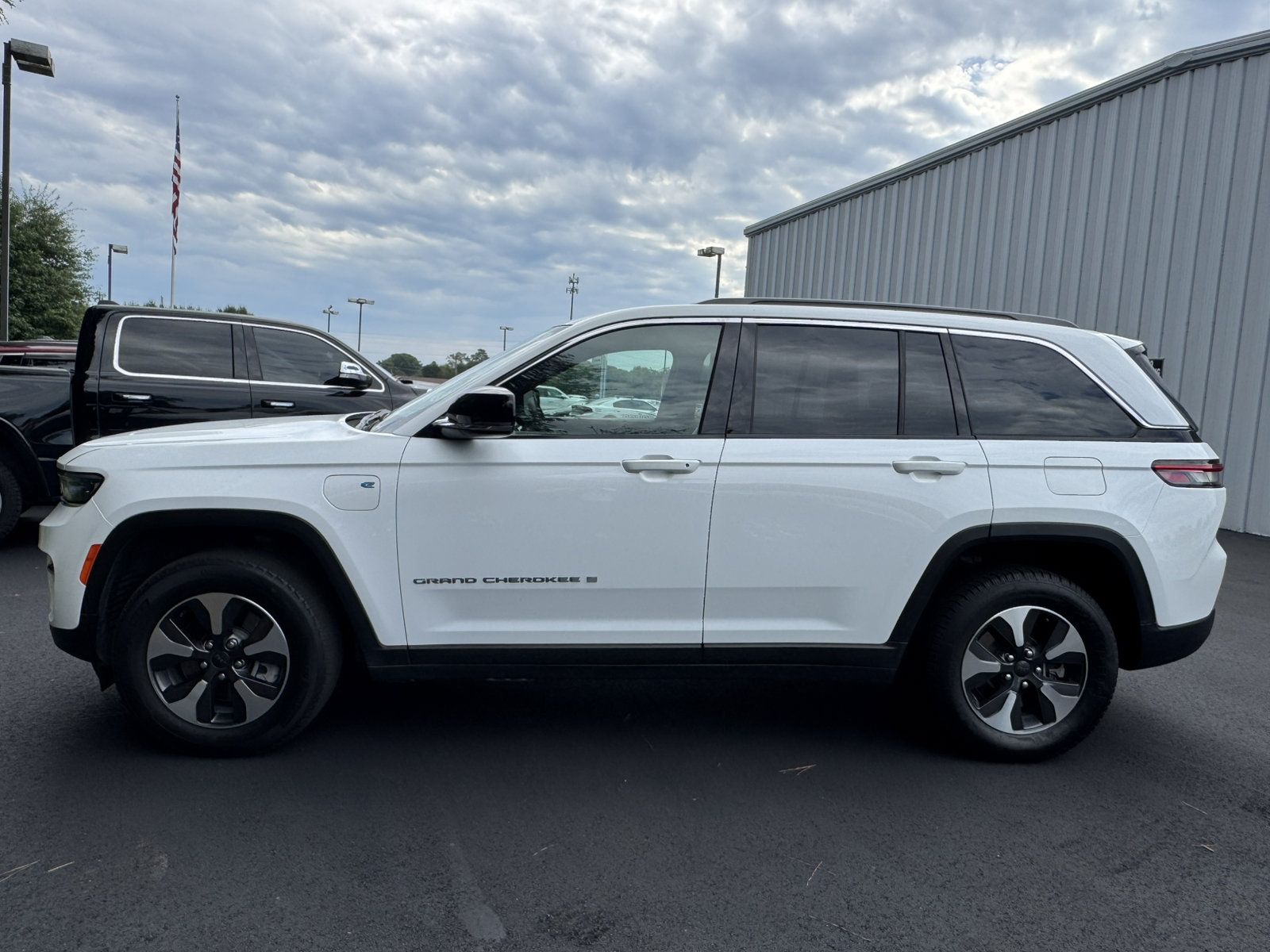 Used 2024 Jeep Grand Cherokee Limited 4xe AWD/4WD image 8