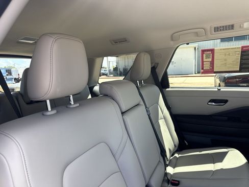 Used 2025 Nissan Pathfinder SL FWD image 17