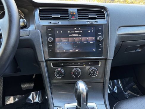 Used 2018 Volkswagen Golf SE image 12