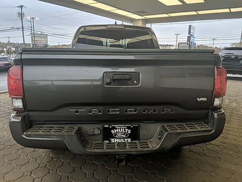 Used 2018 Toyota Tacoma TRD Off-Road image 6
