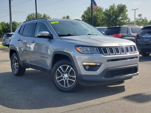 Used 2017 Jeep Compass Latitude w/ Popular Equipment Group AWD/4WD image 31