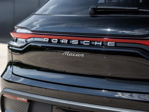 Certified 2025 Porsche Macan AWD/4WD image 15