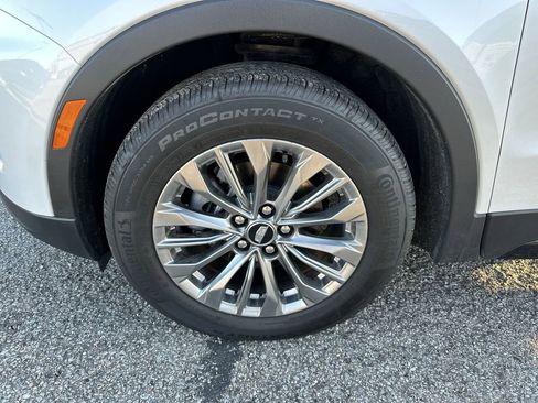 Used 2025 Cadillac XT4 Premium Luxury image 10