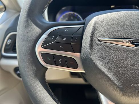 Used 2023 Chrysler Pacifica Touring-L FWD image 30
