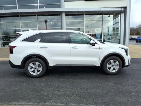 Used 2026 Kia Sorento LX FWD image 2