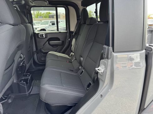 Used 2022 Jeep Gladiator Sport AWD/4WD image 8