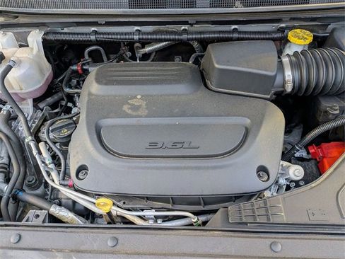 Used 2024 Chrysler Pacifica Touring-L image 32