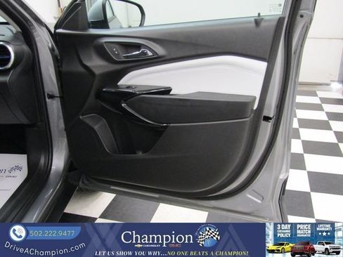 Certified 2025 Chevrolet Trax LT FWD image 31