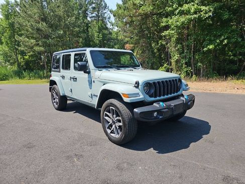 Used 2024 Jeep Wrangler Unlimited w/ Convenience Group AWD/4WD image 3