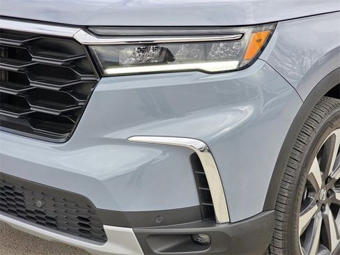 Used 2025 Honda Pilot Touring image 6