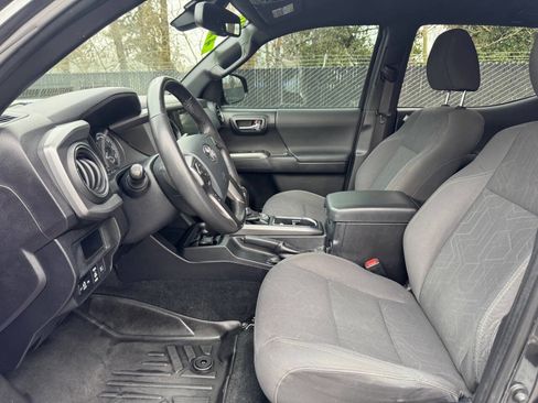 Used 2018 Toyota Tacoma TRD Off-Road w/ Technology Package image 9