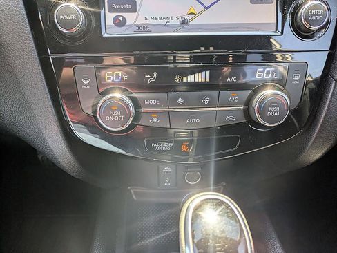 Used 2017 Nissan Rogue SV w/ SV Premium Package image 22