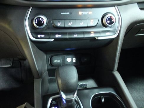 Used 2020 Hyundai Santa Fe SE image 19
