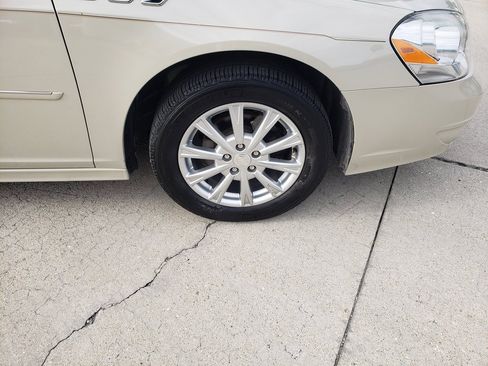 Used 2011 Buick Lucerne CXL image 9