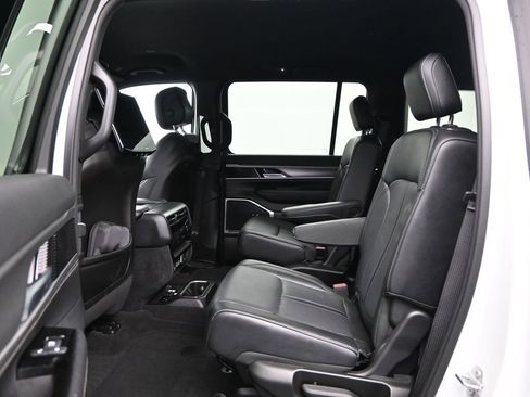 Used 2025 Jeep Wagoneer Series II image 31