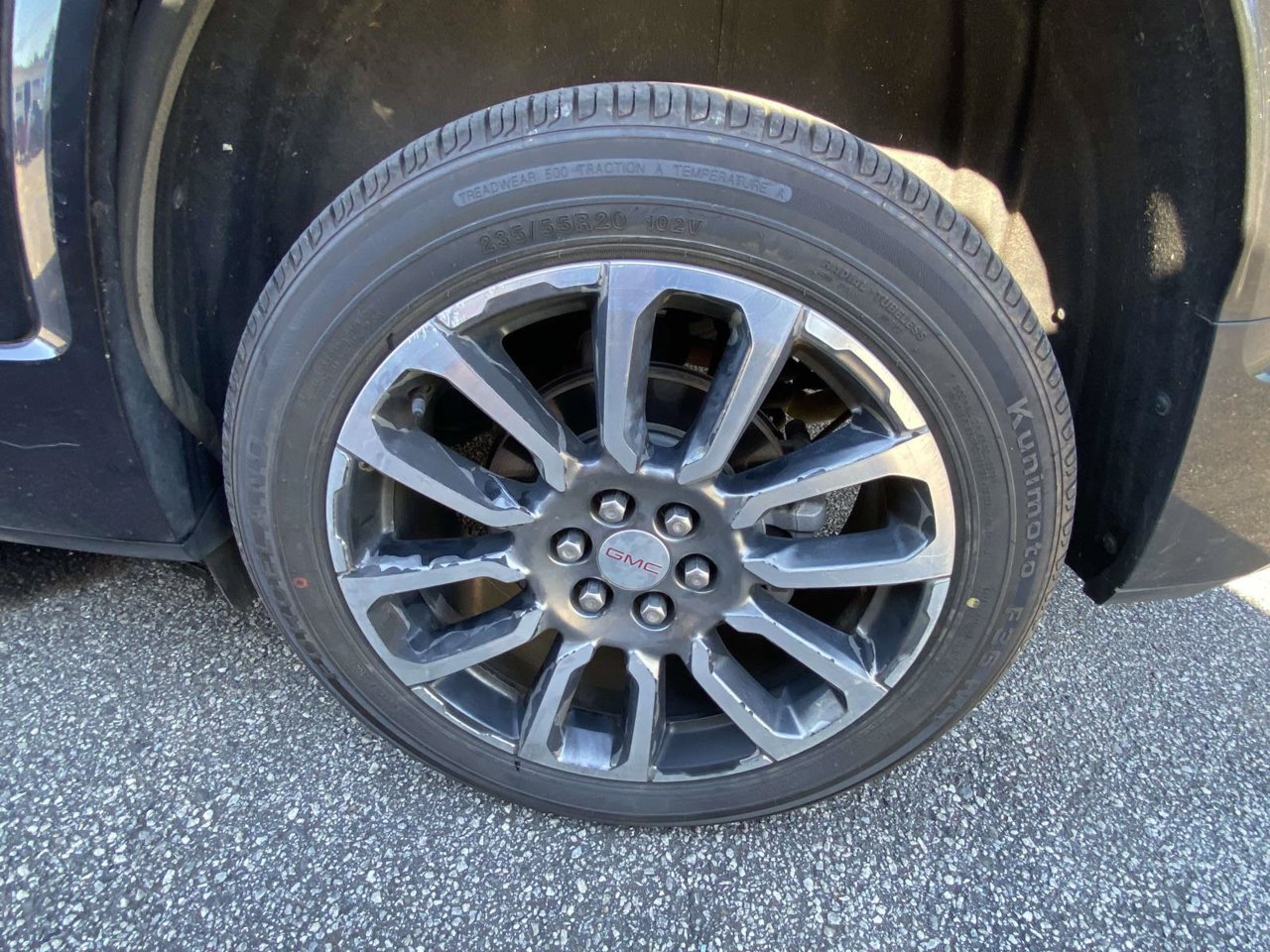 Used 2020 GMC Acadia Denali w/ Technology Package FWD image 9