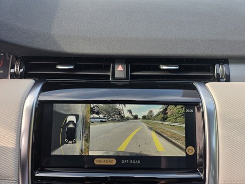 Certified 2022 Land Rover Discovery Sport SE R-Dynamic AWD/4WD image 17