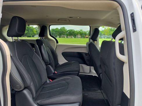Used 2020 Chrysler Voyager LX w/ Cold Weather Group FWD image 10