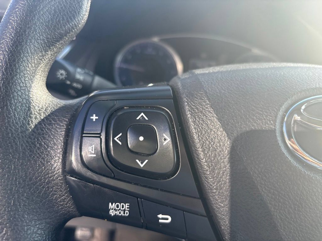 Used 2017 Toyota Camry LE FWD image 17