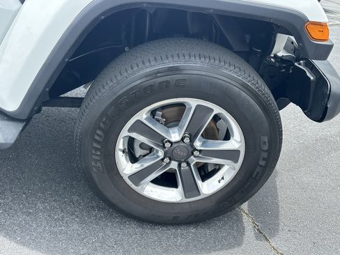 Used 2018 Jeep Wrangler Unlimited Sahara AWD/4WD image 15